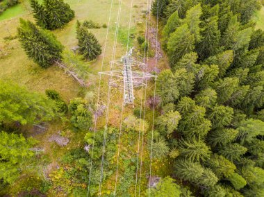 İsviçre 'nin dağlık bölgesindeki elektrik hattı direğinin hava görüntüsü