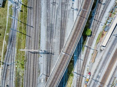 Büyük demiryolu alanının havadan görünüşü. Modern lojistik kavramı