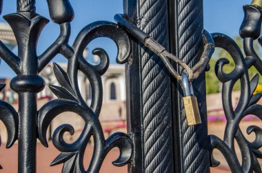 Eski demir kapı kapalı woth kilit