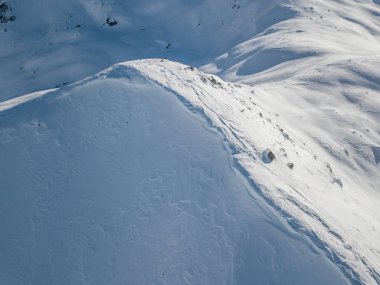 İsviçre alpleriyle kaplı dağ zirvesinin havadan görünüşü