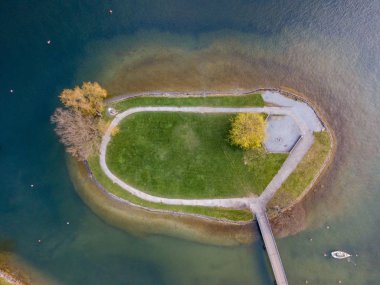 İsviçre 'de bir gölün kıyısındaki küçük adanın havadan görünüşü