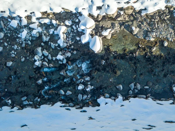 Nehirde Kış Boyunca Akan Karla Kaplı Taşların Havadan Görünüşü — Stok fotoğraf
