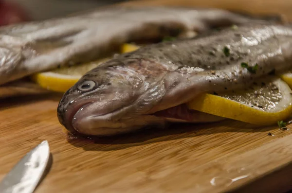 Regenbogenforellenfische Auf Holztisch Zum Kochen Bereit — Stockfoto