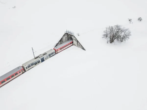 Widok Lotu Ptaka Przed Tunelem Zimowym Krajobrazie Śniegiem Szwajcarskich Górach — Zdjęcie stockowe
