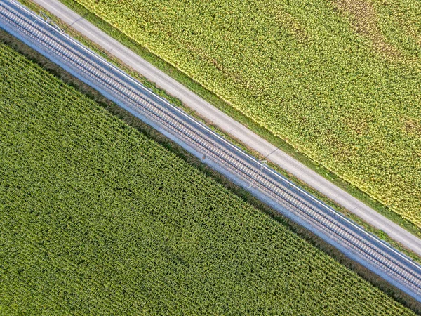 Flygfoto Över Raka Järnvägsspår Genom Jordbruksmark — Stockfoto