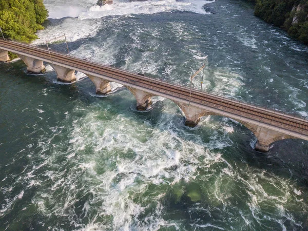 Pemandangan Udara Jembatan Kereta Api Dengan Satu Jalur Seberang Sungai — Stok Foto