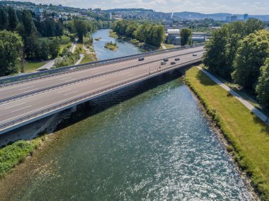 Zürih yakınlarındaki nehir üzerindeki karayolu köprüsünün havadan görüntüsü