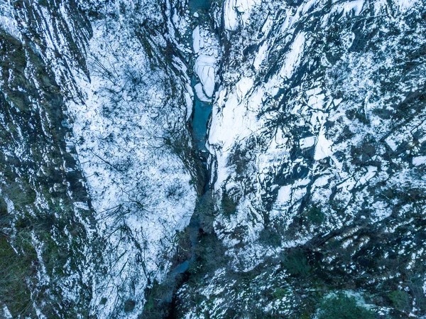 Luftaufnahme Des Schneebedeckten Flusses Tiefen Tal — Stockfoto