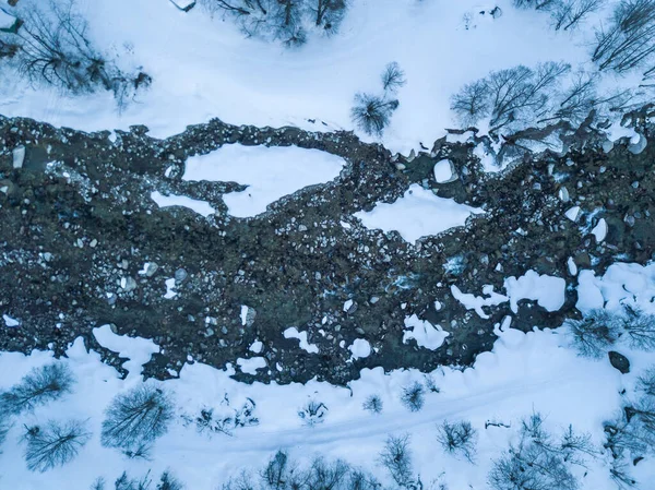 Flygfoto Snötäckta Stenar Floden Rinner Genom Vintern — Stockfoto