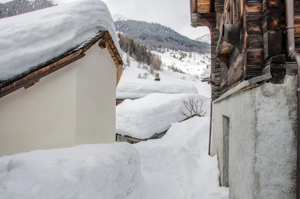 Neve Coberto Casas Antigas Feitas Madeira Vale Alpino Suíça — Fotografia de Stock