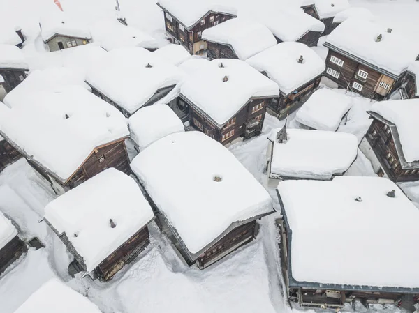 Vista Aérea Los Tejados Cubiertos Nieve Pueblo Montaña Invierno — Foto de Stock