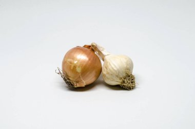 Beyaz arkaplanda soğan ve sarımsak