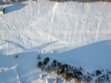 İsviçre 'de karla kaplı tarlaların hava görüntüsü.