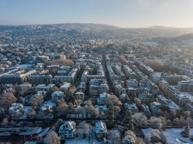 Şehir bloğu binalarının yukarıdaki görüntüsü.