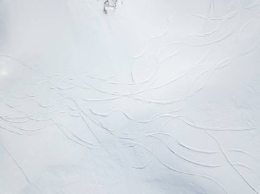 Karda kayak izlerinin hava görüntüsü. Toz içinde taşra kayağı