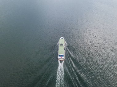İsviçre 'de bir gölde seyir halindeki yolcu feribotunun hava görüntüsü.