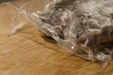 Plastik paketlerde mühürlü ve donmuş alabalık.
