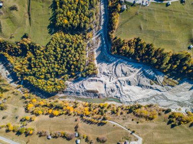 Çamur kaymasından kaynaklanan devasa yatak yüküyle nehrin havadan görünüşü