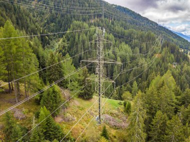 İsviçre 'nin dağlık bölgesindeki elektrik hattı direğinin hava görüntüsü