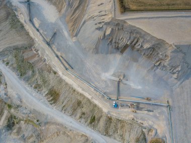 Ham madde taşımacılığı için açık çakıl ocağındaki taşıma bandının hava görüntüsü