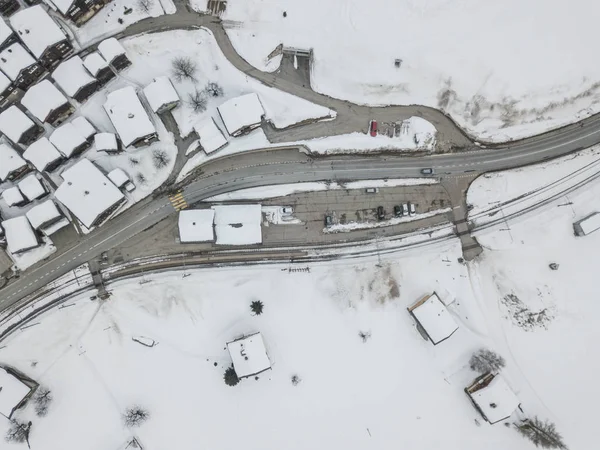 Vista Aérea Cidade Com Telhados Cobertos Neve Vila Suíça Inverno — Fotografia de Stock