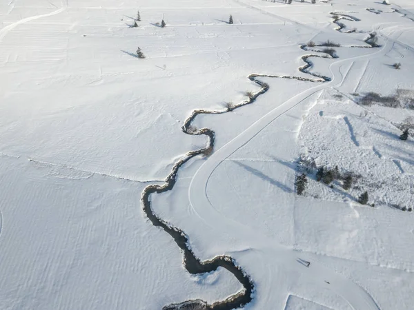Karda Dönen Nehrin Karla Kaplı Havadan Görünüşü — Stok fotoğraf