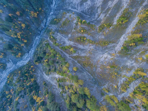 Vista Aérea Desfiladeiro Área Montanha Com Rio Através Floresta — Fotografia de Stock