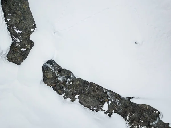 Widok Powietrza Rzeki Cierń Śnieg Pokryte Las Spokojnej Scenie — Zdjęcie stockowe