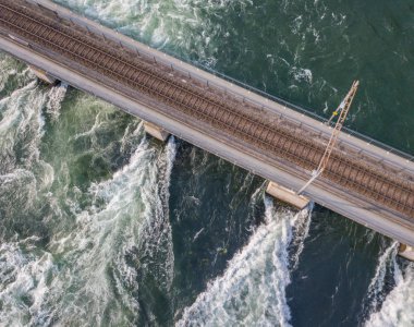 İsviçre 'de Ren nehri boyunca uzanan demiryolu köprüsünün havadan görüntüsü..