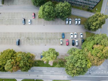 Araba satıcısının büyük araba parkının havadan görüntüsü. İkinci el arabalar..