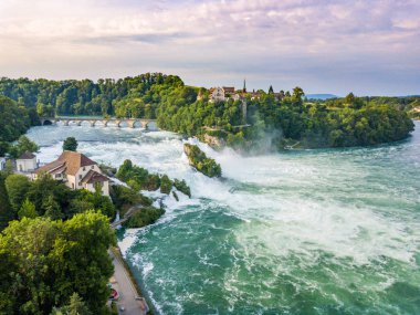 İsviçre 'de Ren nehri boyunca uzanan demiryolu köprüsünün havadan görüntüsü..