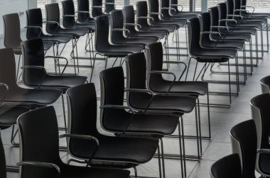 Toplantı odasında boş sandalyeler