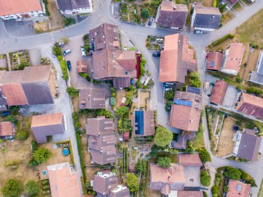 İsviçre 'nin kırsal kesiminin gökyüzü manzaralı binaları
