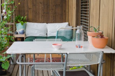 Balkondaki beyaz masada boş bir kase. Rahat bir yaşam tarzı.