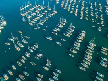 Suya demirlemiş pek çok tekne ve yatın havadan görüntüsü. Avrupa 'da açık denizde liman.
