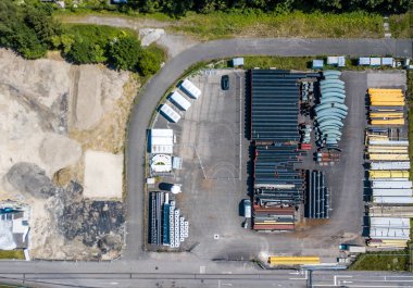 Hurda demirle endüstri arka bahçesinin havadan görünüşü