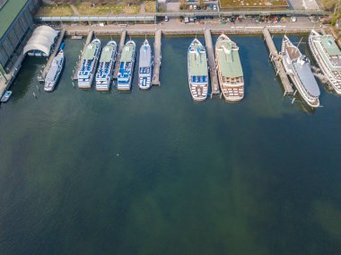 Limandaki yolcu feribotunun hava görüntüsü. İniş yapan gemiler 