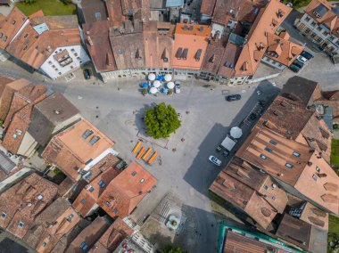 İsviçre 'deki eski ortaçağ şehri Fribourg' un havadan görünüşü