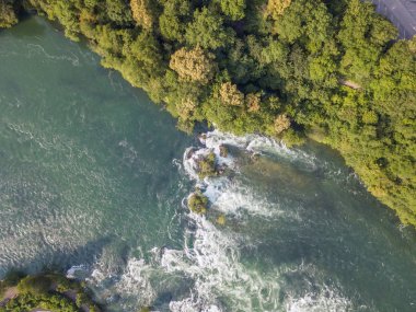 Schaffhausen yakınlarındaki Rhine Falls 'un havadan görüntüsü. Çalkantılı nehre su sıçratarak..