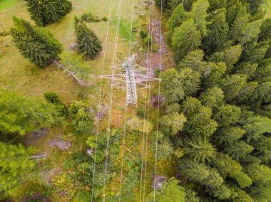 İsviçre 'nin dağlık bölgesindeki elektrik hattı direğinin hava görüntüsü