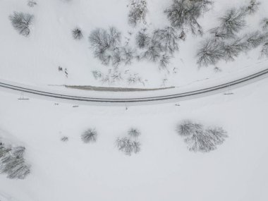 Karla kaplı arazide yolun havadan görünüşü