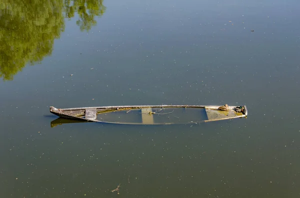 Затонувшая Лодка Реке Инн Водой Двумя Утками — стоковое фото