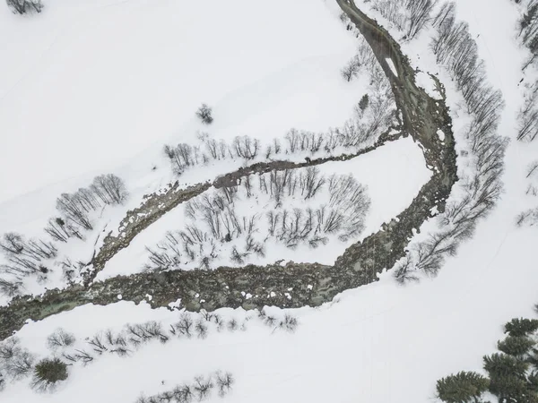 Vista Aérea Rio Thorugh Floresta Coberta Neve Cena Calma — Fotografia de Stock