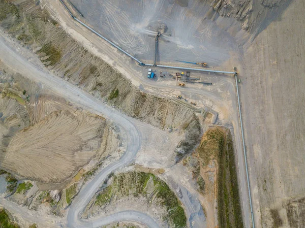 原材料輸送のためのオープン砂利採石場のコンベアベルトの空中ビュー — ストック写真