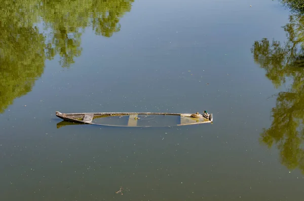 Bateau Coulé Dans Rivière Inn Sous Eau Avec Deux Canards — Photo