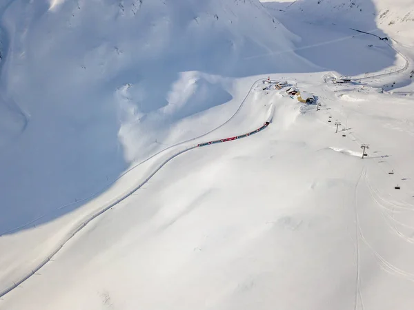 Vista Aérea Del Ferrocarril Través Del Paisaje Cubierto Nieve Suiza —  Fotos de Stock