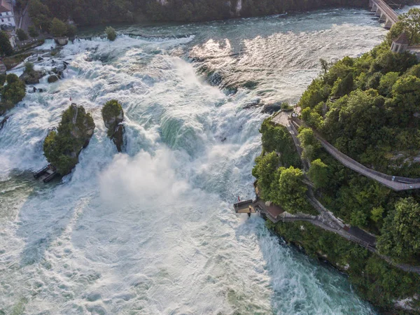 Vista Aérea Rochas Cascata Água Queda Rinos Perto Schaffhausen Suíça — Fotografia de Stock