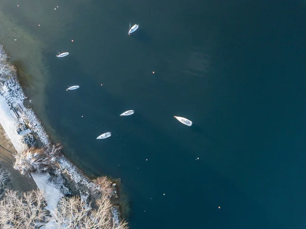 Kış Boyunca Kıyıya Demir Atmış Yelkenlilerin Hava Manzarası — Stok fotoğraf