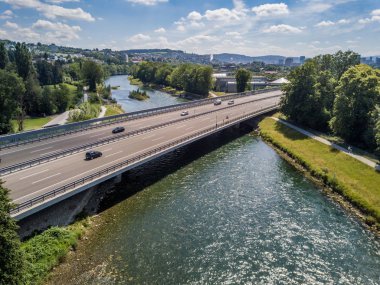 Zürih yakınlarındaki nehir üzerindeki karayolu köprüsünün havadan görüntüsü