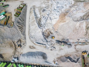 Ham madde taşımacılığı için açık çakıl ocağındaki taşıma bandının hava görüntüsü  